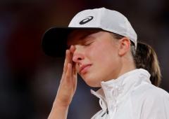 French Open champ Swiatek 'overwhelmed' by support