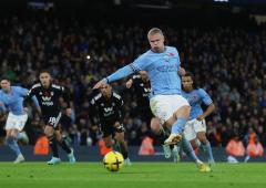 PIX: 10-man Manchester City go top after last-gasp win