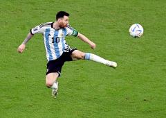 PIX: Messi keeps dream alive with magic strike 