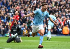 EPL PIX: Arsenal send title warning; City crush Reds