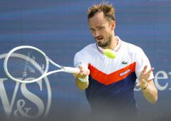 Medvedev cruises past Musetti