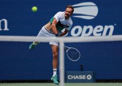 Medvedev's crushing win puts US Open favs on high alert