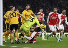 PIX: Arsenal go four clear, Newcastle down Man United