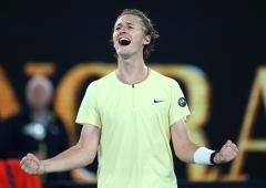 PIX: Medvedev shocked; Swiatek, Tsitsipas advance