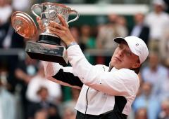 French Open PIX: Swiatek nearly drops the Cup!