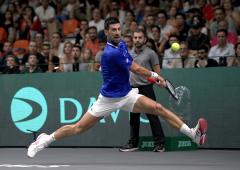 Djokovic propels Serbia into Davis Cup quarter-finals