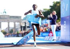 Assefa stuns the world with record-breaking run!