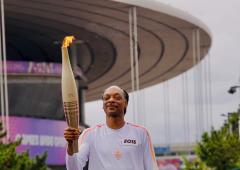 PIX: Snoop Dogg carries Olympic Torch! 