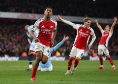 PICS: Arsenal thump City to stay in title race