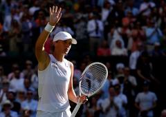Sizzling Swiatek storms into maiden Wimbledon final