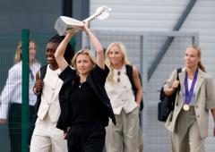 PIX: England Lionesses return home to heroes' welcome