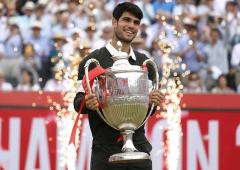 Alcaraz edges Lehecka to win second Queen's title