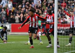 EPL PIX; Man United lose; Chelsea close in on CL spot