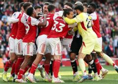 PIX: Arsenal edge Newcastle; Forest keep hopes alive