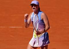 French Open: Swiatek, Sabalenka advance; Rune survives