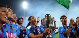 Ashwin hails women's gesture, takes dig at Men in Blue