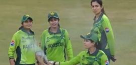 Fatima Sana fights bugs in bizarre WC match delay