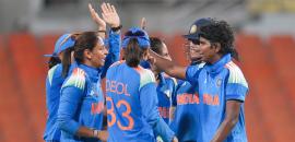 India chase historic series triumph against Australia