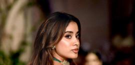 'Gorgeous, Beautiful, Magical' Janhvi