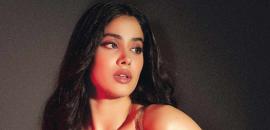 Janhvi Kapoor, Alia Bhatt Love This Bold Neckline