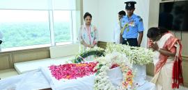 Prez Murmu visits hospital to pay tribute to Shibu Soren