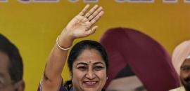 Delhi CM resumes work 2 days after attack