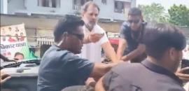 Rahul shown black flags during Bihar rally. He did this