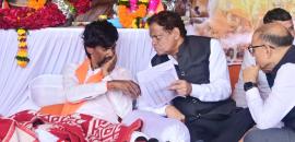 Maharashtra govt in huddle as Jarange's fast continues