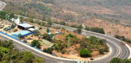 Speeding truck crushes 20 cars on Mumbai-Pune Expressway