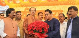Raj Thackeray drives to Matoshree to greet Uddhav on his birthday