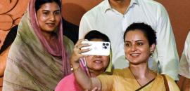 Kangana's Selfie In Session
