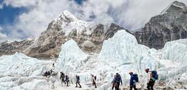 Hiker dies, hundreds stranded on Everest after blizzard