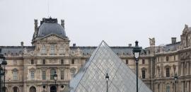 Several priceless jewels stolen in Louvre Museum heist in Paris