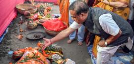 Himanta orders treason case as Cong leaders sing Bangladesh anthem