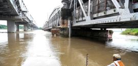 Swollen Yamuna breaches danger mark, enters houses in Delhi