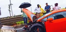 Speeding Lamborghini crashes on Mumbai coastal road
