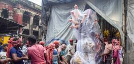Heavy rains disrupt Durga Puja preparations in Kolkata