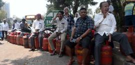 Govt bars LPG for households with piped gas connections