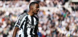 Newcastle omit Isak for Liverpool game amid standoff