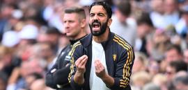 Man United Boss Slams Players, Apologises To Fans