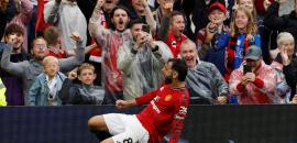 EPL chaos: United escape, Chelsea cruise, Spurs crash