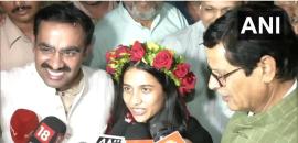 Divya honours childhood coach with touching gesture