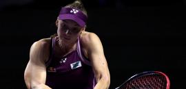 Rybakina sweeps aside erratic Swiatek in WTA Finals