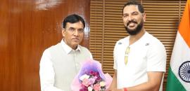 What's Yuvraj Singh planning with the Sports Minister?