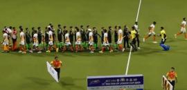 India-Pakistan Hockey Players Exchange High-Fives!
