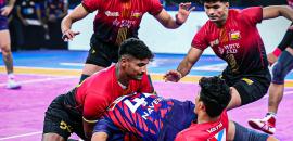 Bulls trounce Dabang Delhi to book PKL playoffs berth