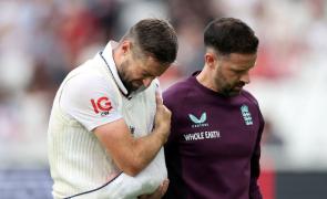 Will injured Woakes come out to bat on Day 5?