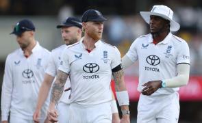 England focus on golf, naps, beaches to lift bruised spirits