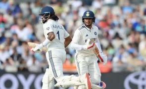 PHOTOS: Defiant India Fight to Live Another Day