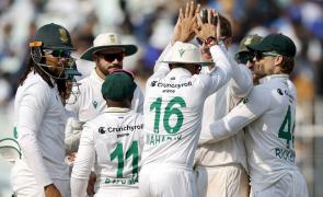 Batters flop as India succumb to spin in Kolkata Test